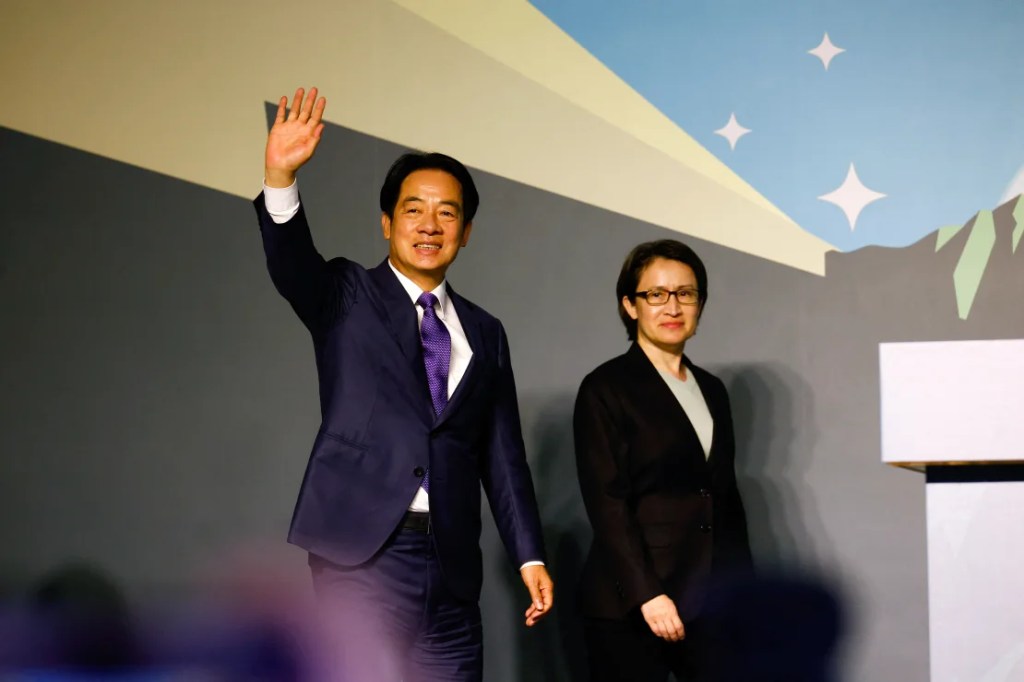 Lai Ching-te y su compañera de fórmula Hsiao Bi-khim en Taipei, Taiwán el 13 de enero de 2024. (Ann Wang/Reuters)