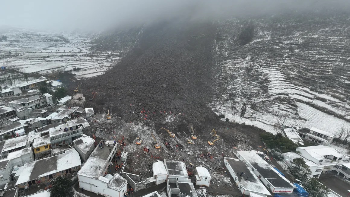 El número de muertos por deslizamientos de tierra en China... quedaran sepultadas bajo las
gélidas temperaturas invernales