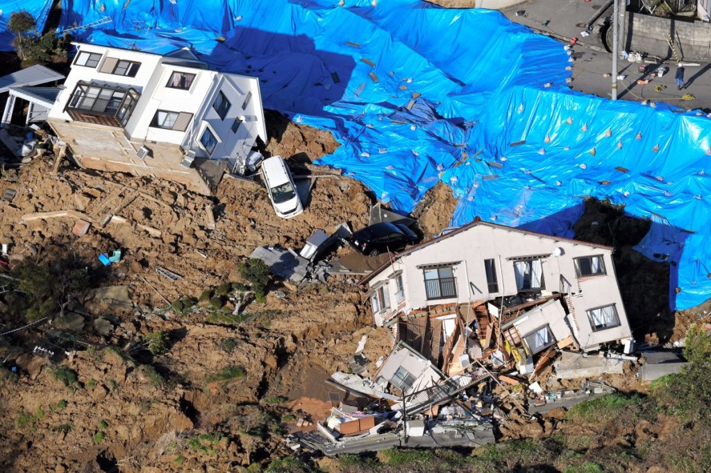 En esta imagen aérea, se observan casas derrumbadas luego de múltiples terremotos en Kanazawa, Ishikawa, Japón. (Foto de The Asahi Shimbun vía Getty Images)