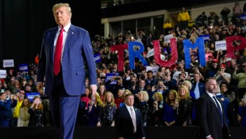 El candidato republicano, el expresidente Donald Trump, camina hacia el podio antes de su comentario en un evento de campaña en Manchester, New Hampshire, el sábado 20 de enero de 2024. (Foto: Matt Rourke/AP).