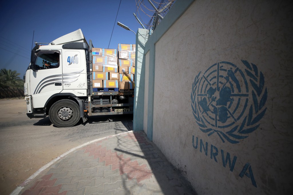Trabajadores de la Agencia de las Naciones Unidas para los Refugiados de Palestina transportan ayuda en Deir Al-Balah, Gaza, el 25 de octubre. (Foto: Majdi Fathi/NurPhoto/Getty Images).