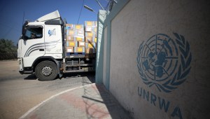 Trabajadores de la Agencia de las Naciones Unidas para los Refugiados de Palestina (UNRWA, por sus siglas en inglés) transportan ayuda en Deir Al-Balah, Gaza, el 25 de octubre. (Foto: Majdi Fathi/NurPhoto/Getty Images).