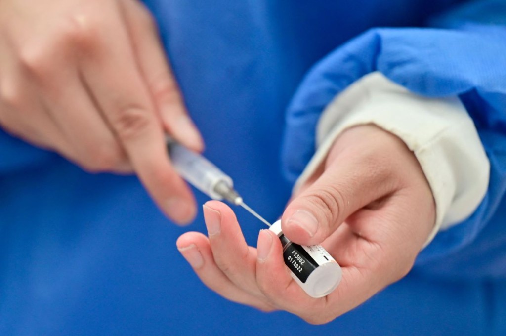 Un trabajador de la salud prepara una dosis de la vacuna contra el covid-19. (Foto de PEDRO PARDO/AFP vía Getty Images)