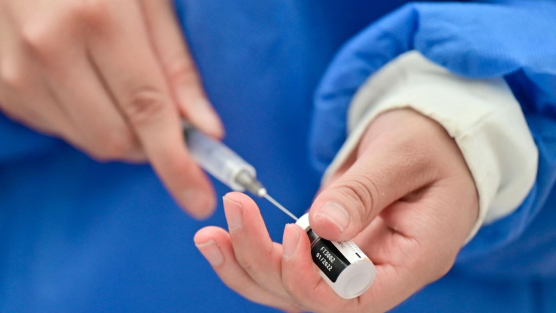 Un trabajador de la salud prepara una dosis de la vacuna contra el covid-19. (Foto de PEDRO PARDO/AFP vía Getty Images)