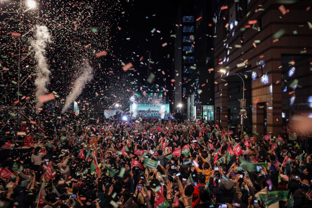 El confeti vuela sobre la multitud mientras Lai Ching-te habla con sus seguidores en un mitin en la sede del PPD el 13 de enero de 2024 en Taipei, Taiwán. (Annice Lyn/Getty Images)