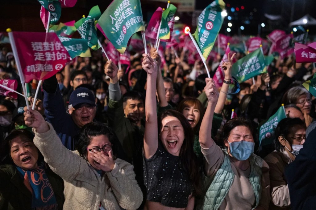 Multitudes aplauden en un mitin del Partido Progresista Democrático en Taipei después de la histórica victoria del partido el 13 de enero de 2024. (Louise Delmotte/AP)