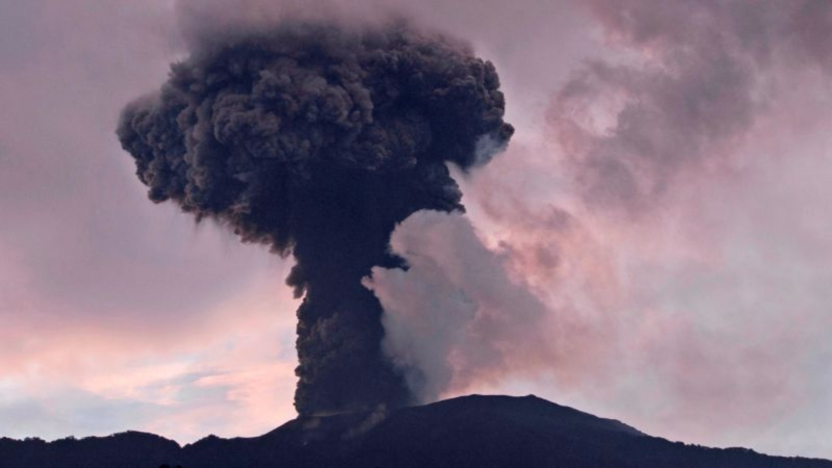 Un volcán en Indonesia entra en erupción por segunda vez en poco
más de un mes