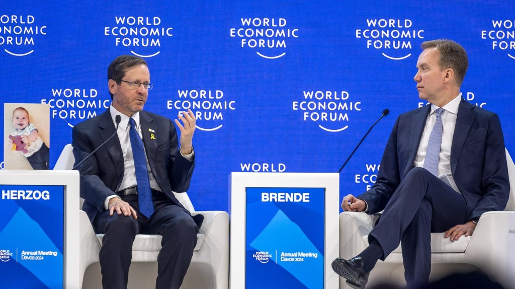 El presidente israelí, Isaac Herzog, a la izquierda, habla con el presidente del WEF, Borge Brende, en Davos, Suiza, el 18 de enero. (Foto: Fabrice Coffrini/AFP/Getty Images).