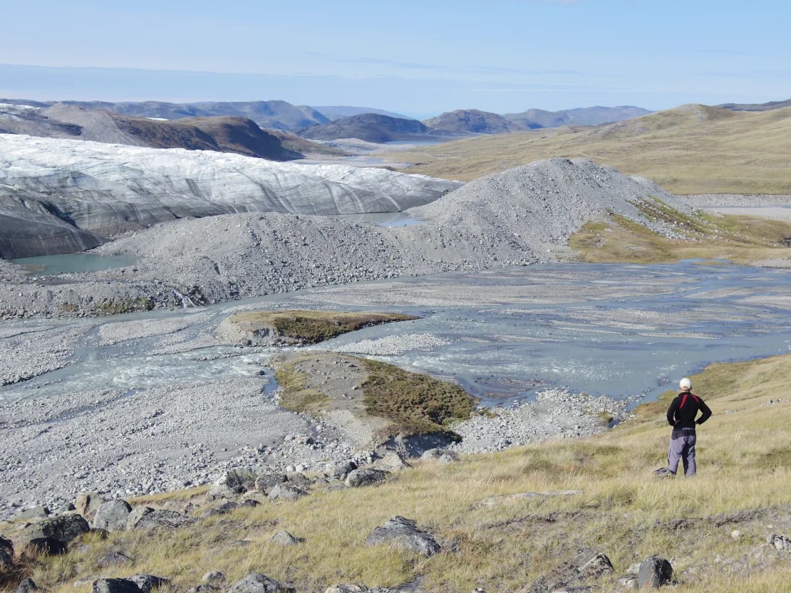Lodowiec Russell w pobliżu Kangerlussuaq w zachodniej Grenlandii.  Mokradła i obszary dżungli rosną tam, gdzie wcześniej znajdował się lód i śnieg.  (Źródło: Jonathan Karivick/Uniwersytet w Leeds)
