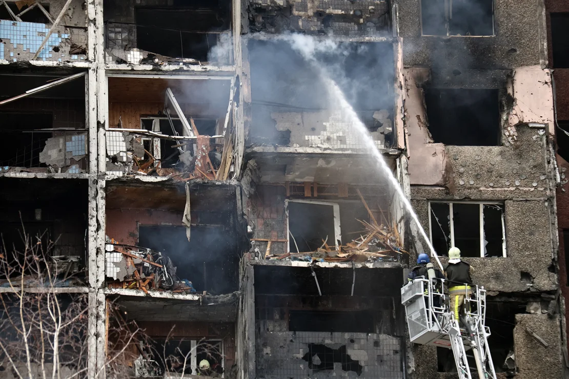 Bomberos extinguiendo un incendio en un bloque de apartamentos en el distrito de Holosiivskyi en Kyiv, Ucrania, el 7 de febrero de 2024, después de que fuera alcanzado por escombros de misiles rusos que caían tras un ataque ruso. (Crédito: Serhii Loparev/Ukrinform/NurPhoto/Reuters)