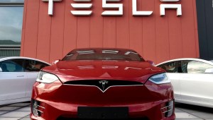Tesla llama a revisión de fuente de luces a 2,2 millones de autos