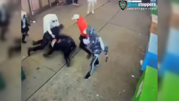 Dos agentes de la Policía son agredidos al intentar disolver un grupo