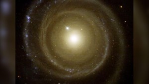 La galaxia NGC 4622 parece girar en dirección opuesta a la esperada