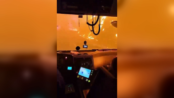 Video de bomberos muestra el momento en el que encuentran vehículo con gente en los incendios en Chile