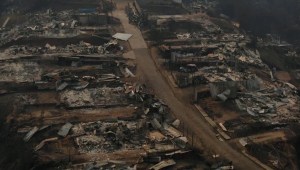 Dron muestra los restos de las casas quemadas en Chile tras incendios