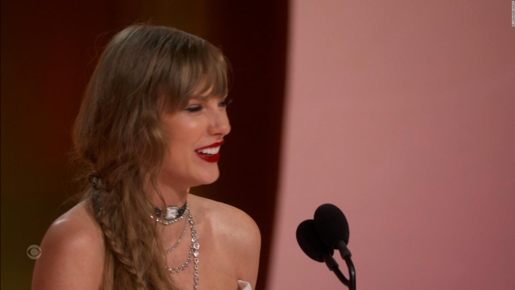 Taylor Swift anuncia un álbum sorpresa durante la premiación de los Grammy