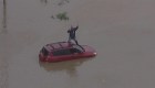 Así rescatan a una persona en las inundaciones en Los Ángeles