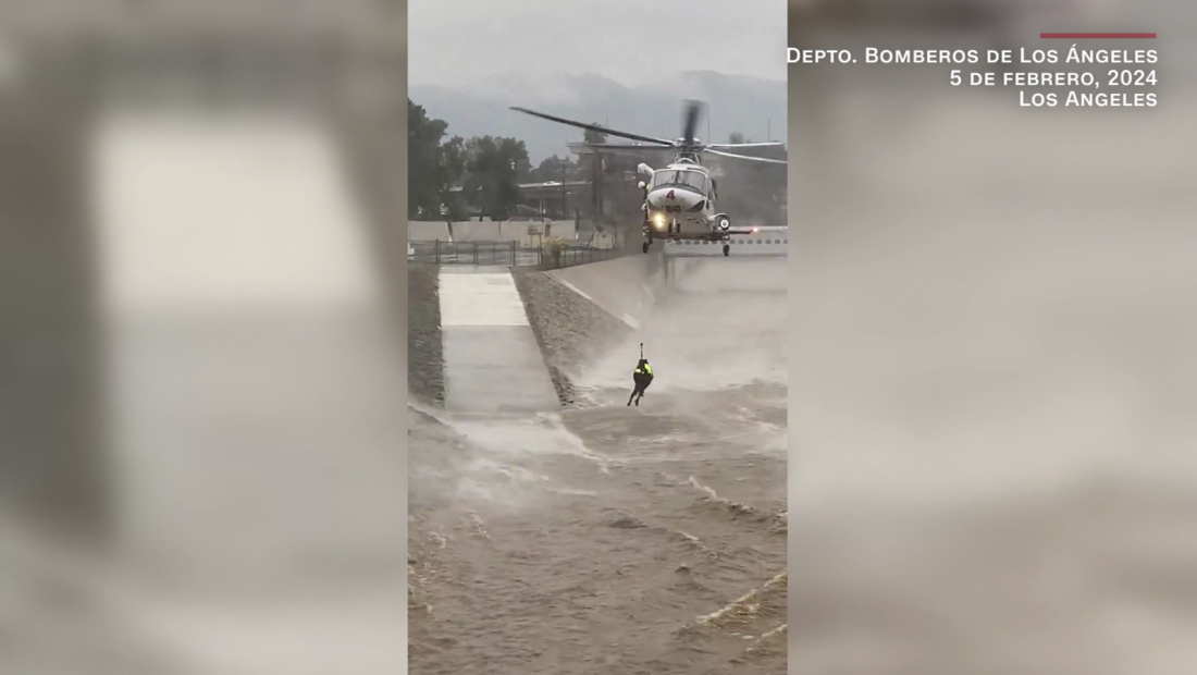 Bomberos rescatan a un hombre que se lanzó al río a salvar a su perro