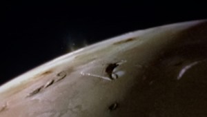 Captan humo volcánico en la luna de Júpiter