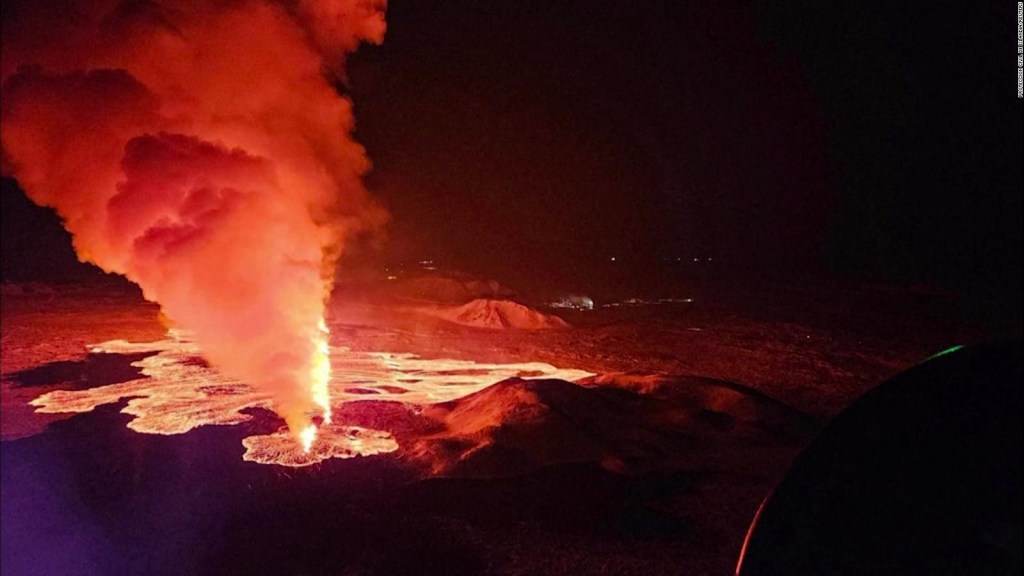 Impactantes imágenes aéreas retratan la erupción de un volcán en Islandia