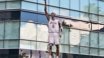 Develan estatua de Kobe Bryant