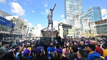 Así luce la imponente nueva estatua de Kobe Bryant en Los Ángeles