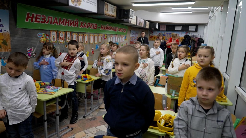 Aquí no se oye nada: niños ucranianos pasan a la clandestinidad por seguridad