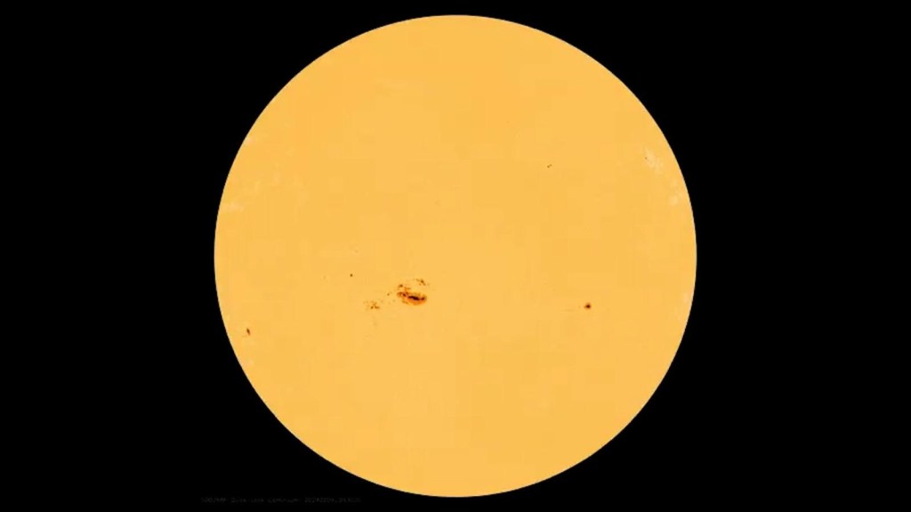 La NASA comparte un video de una enorme mancha en el Sol