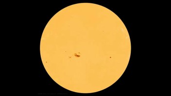 La NASA comparte un video de una enorme mancha en el Sol