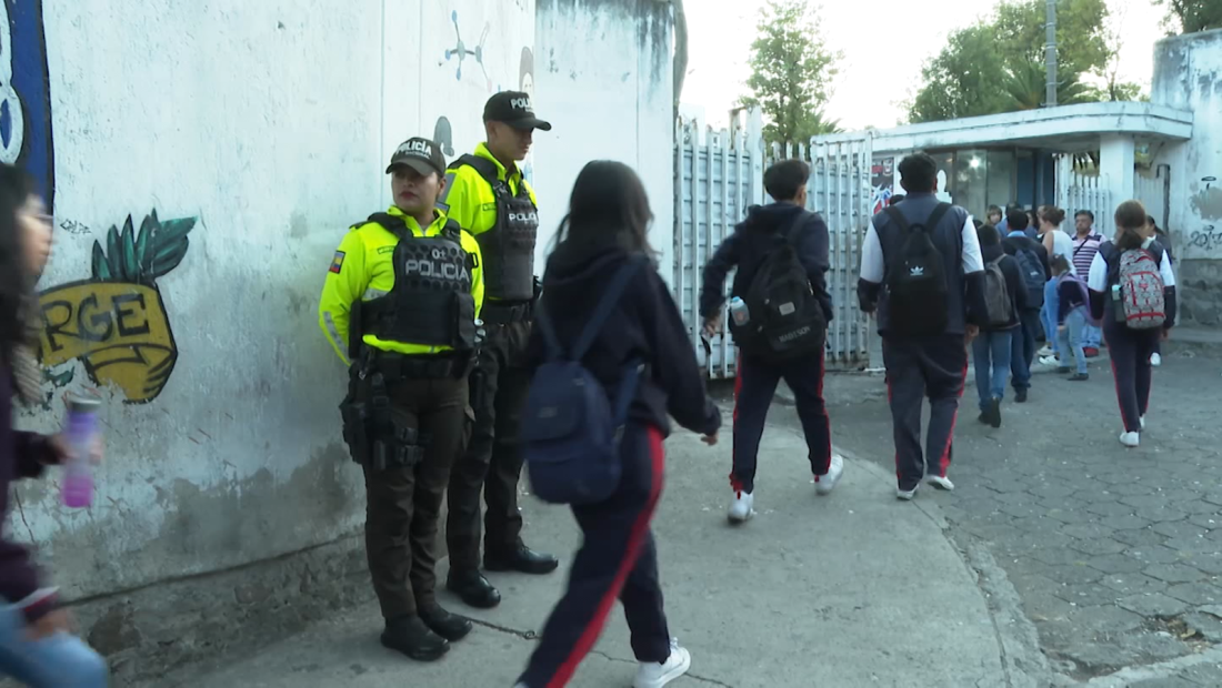 La Policía de Ecuador blinda las escuelas ante los ataques registrados