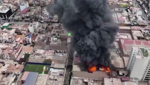 Video muestra el feroz incendio en un comercio en Lima