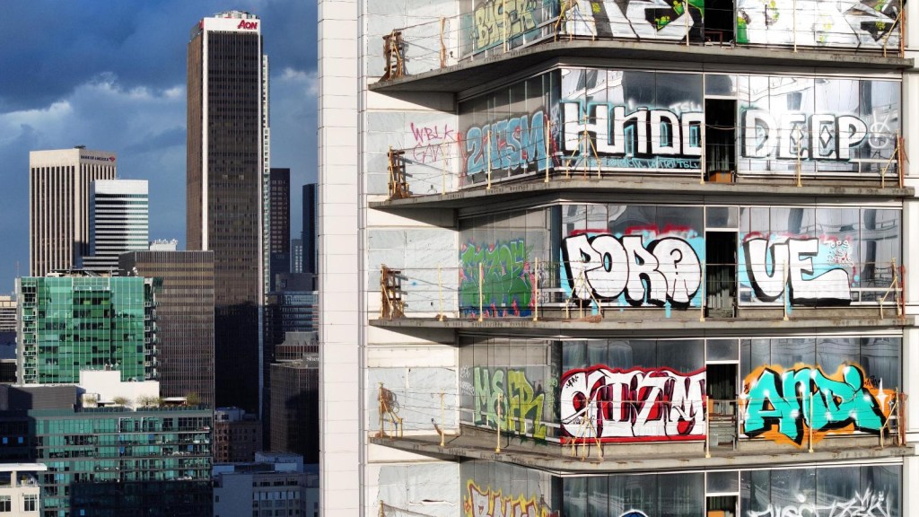 Pintan con grafiti rascacielos abandonados en Los Ángeles: ¿arte o crimen?