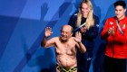 Clavadista de 100 años marca un hito en el Mundial de Natación