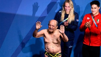 Clavadista de 100 años marca un hito en el Mundial de Natación