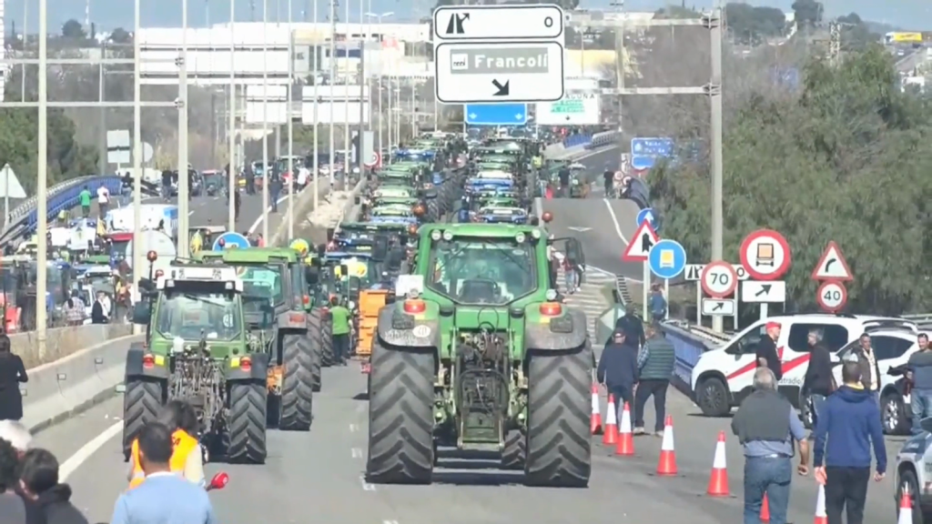 Tractores de agricultores y ganaderos toman carreteras de España