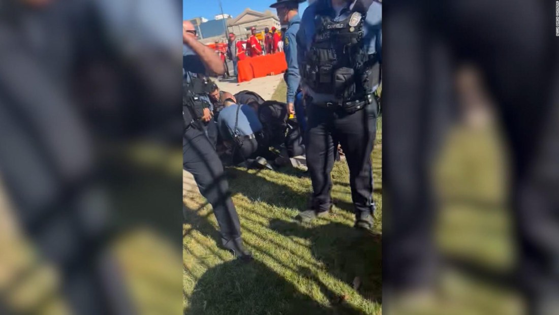 Hombre derriba a sujeto armado en el desfile de los Chiefs de Kansas City