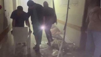 Un hospital de Gaza quedó parcialmente derrumbado tras un impacto directo