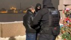 Video muestra a rusos detenidos por asistir a concentraciones por la muerte de Navalny