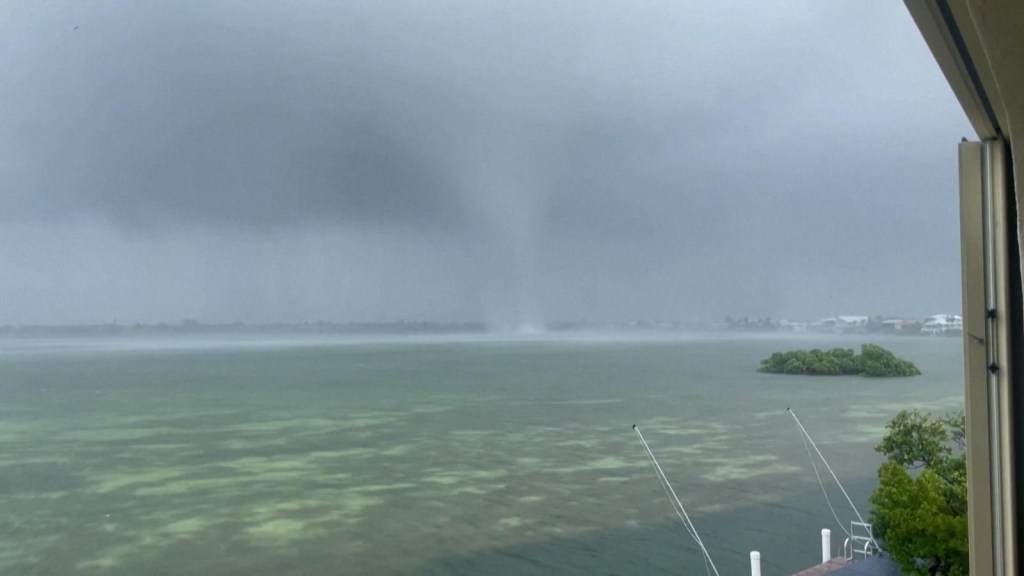 Tromba marina tocó tierra y arrojó escombros en elsur de Florida