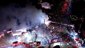 EE.UU.: Explosión de gas deja un bombero muerto y una docena de personas heridas