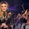 Madonna sufre una caída durante un concierto