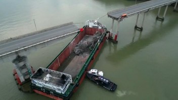 Un barco choca y parte a la mitad un puente en China