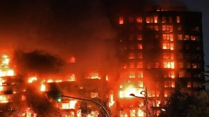 Feroz incendio en edificio de apartamentos en Valencia