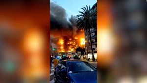 Rescatan a dos personas de un edificio en llamas en España