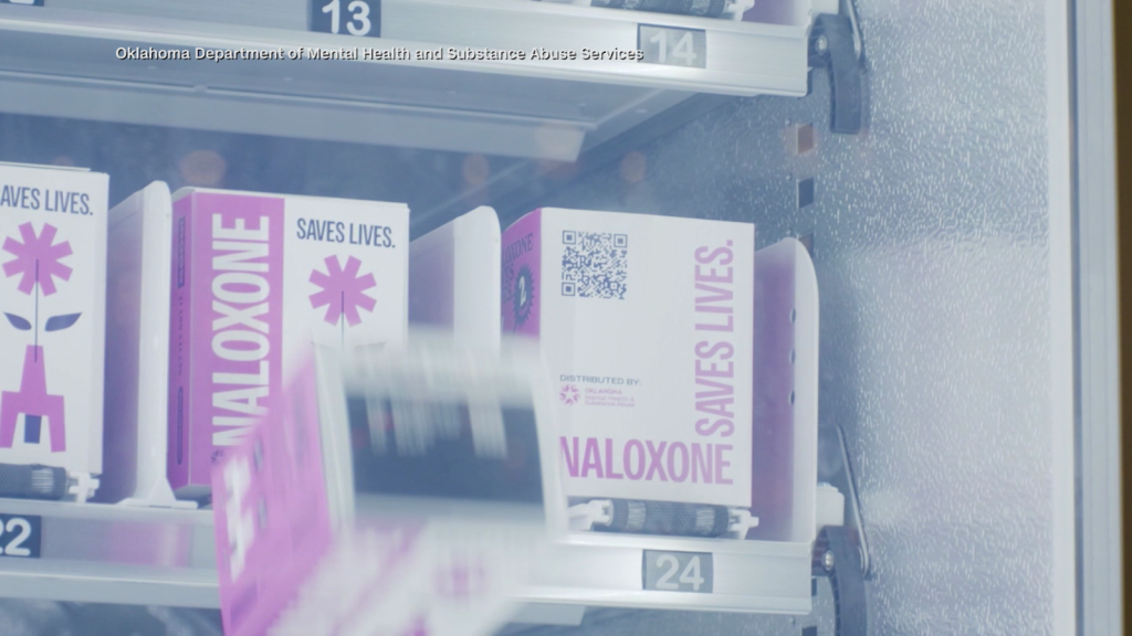 Buscan prevenir la sobredosis de opioides con pruebas en máquinas expendedoras