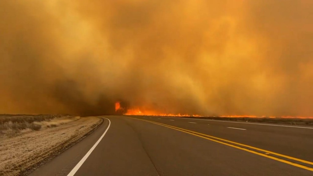 Gobernador de Texas declara zona de desastre mientras aumentan incendios forestales