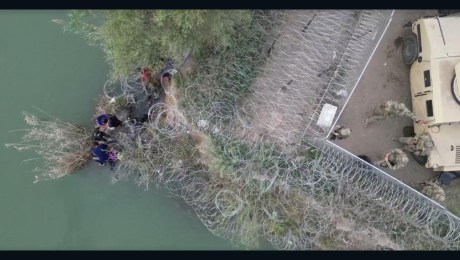 Video capta a grupo de migrantes trepando la valla de púas en Eagle Pass