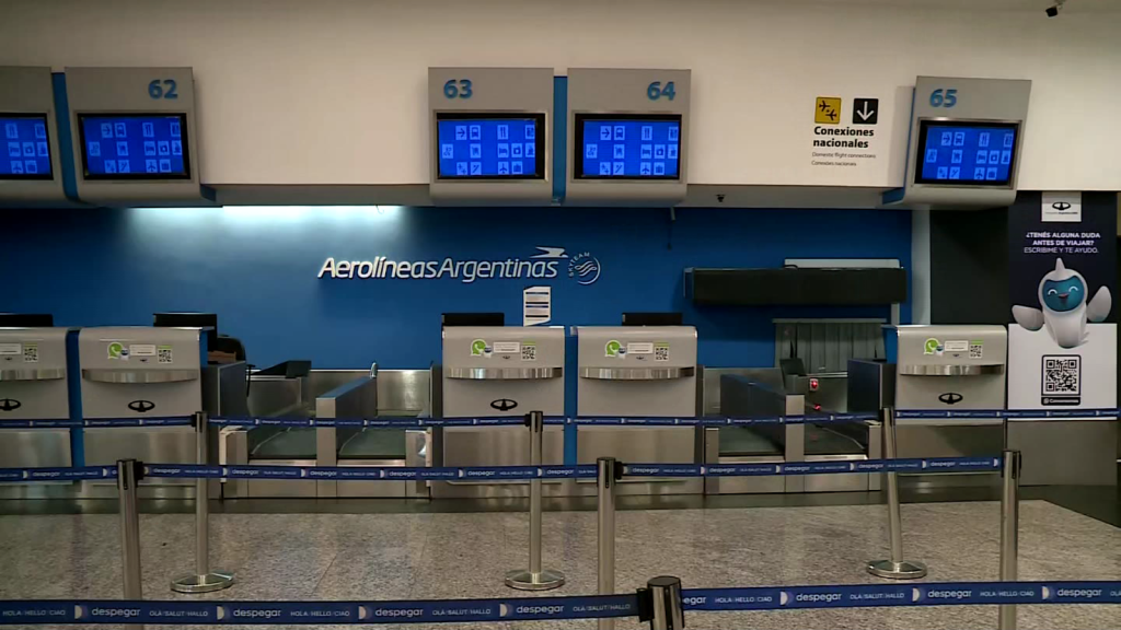 ¿Por qué fueron a paro trabajadores aeroportuarios argentinos?
