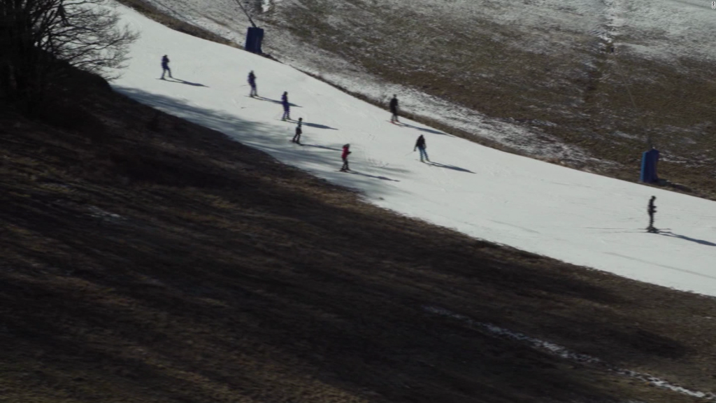 Esquiadores encuentran lodo en lugar de nieve en el centro de Italia