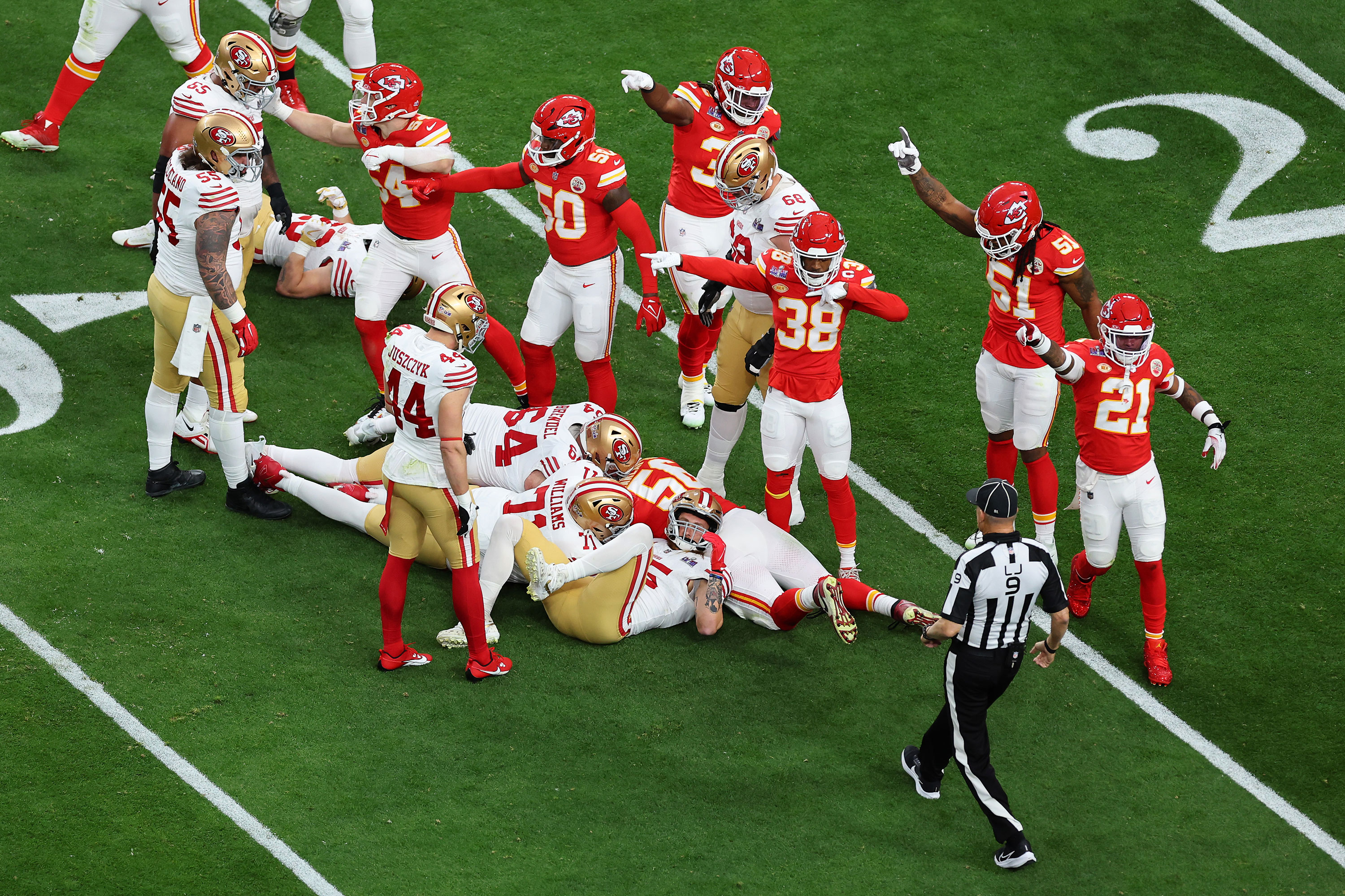 Los Kansas City Chiefs reaccionan tras un balón suelto de los San Francisco 49ers en el primer cuarto. (Crédito: Michael Reaves/Getty Images)